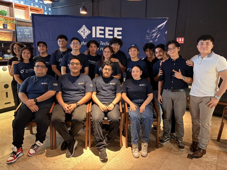 Integrantes de la Rama Estudiantil IEEE del Tecnológico de Software posan en grupo frente al backdrop de IEEE