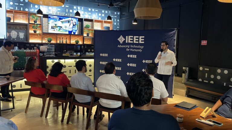 Ponente dirigiéndose a los asistentes durante la ceremonia de inauguración de la Rama Estudiantil IEEE