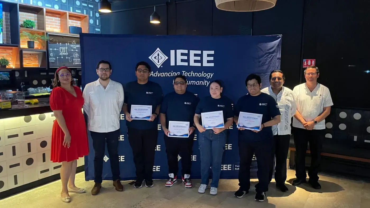 Estudiantes y directivos del Tecnológico de Software posan con sus reconocimientos frente al backdrop de IEEE durante la inauguración de la Rama Estudiantil IEEE