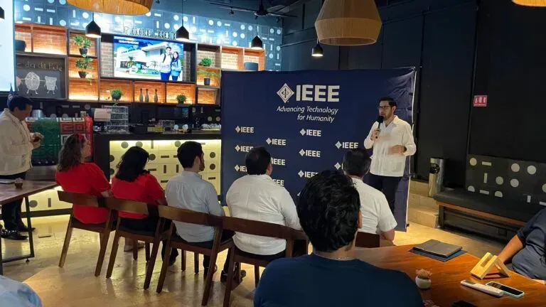 Ponente dirigiéndose a los asistentes durante la ceremonia de inauguración de la Rama Estudiantil IEEE